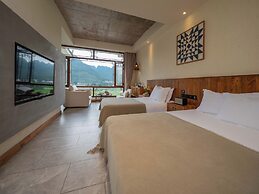 Wanfenglin Half Mountain View Hotel