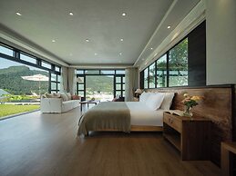 Wanfenglin Half Mountain View Hotel