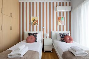 Santorini-2-Bedroom Apt in Nea Smyrni