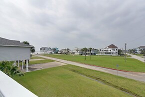 1 Block to Beach: Family Retreat in Galveston!