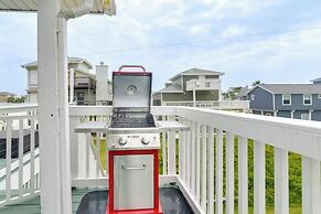 1 Block to Beach: Family Retreat in Galveston!