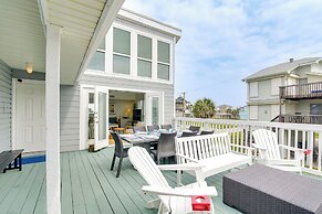 1 Block to Beach: Family Retreat in Galveston!