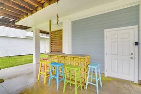 1 Block to Beach: Family Retreat in Galveston!