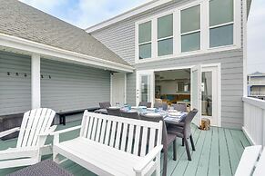 1 Block to Beach: Family Retreat in Galveston!