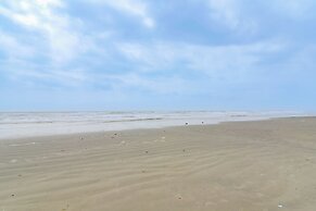 1 Block to Beach: Family Retreat in Galveston!