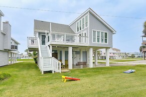 1 Block to Beach: Family Retreat in Galveston!