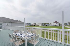 1 Block to Beach: Family Retreat in Galveston!