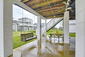 1 Block to Beach: Family Retreat in Galveston!