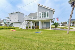 1 Block to Beach: Family Retreat in Galveston!