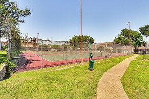 4 Mi to Dtwn: Gem w/ Pool Access & Patio in Austin