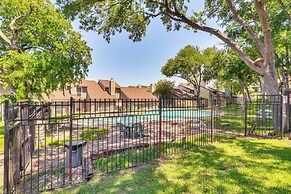 4 Mi to Dtwn: Gem w/ Pool Access & Patio in Austin
