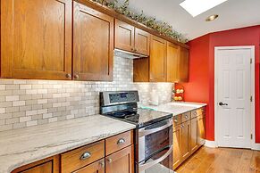 1 Mi to Attractions: Getaway w/ Mtn Views!