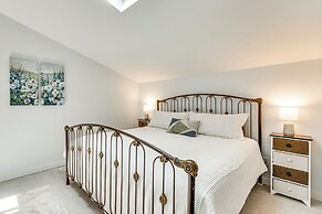 1 Mi to Attractions: Getaway w/ Mtn Views!