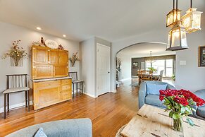 1 Mi to Attractions: Getaway w/ Mtn Views!