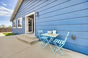 1 Mi to Attractions: Getaway w/ Mtn Views!