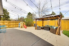 1 Mi to Attractions: Getaway w/ Mtn Views!