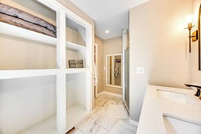 1 Mi to Attractions: Getaway w/ Mtn Views!