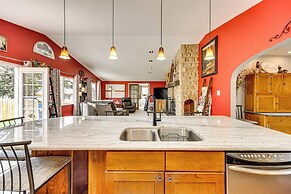 1 Mi to Attractions: Getaway w/ Mtn Views!