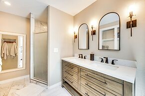 1 Mi to Attractions: Getaway w/ Mtn Views!