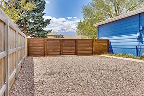 1 Mi to Attractions: Getaway w/ Mtn Views!