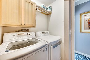 1 Mi to Attractions: Getaway w/ Mtn Views!