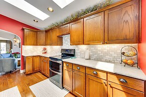 1 Mi to Attractions: Getaway w/ Mtn Views!