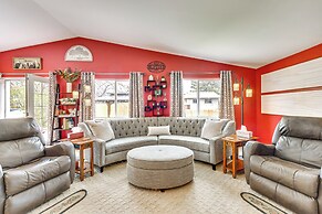 1 Mi to Attractions: Getaway w/ Mtn Views!