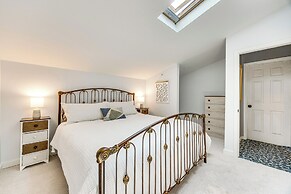 1 Mi to Attractions: Getaway w/ Mtn Views!