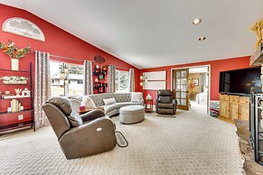 1 Mi to Attractions: Getaway w/ Mtn Views!