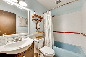 1 Mi to Attractions: Getaway w/ Mtn Views!