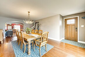 1 Mi to Attractions: Getaway w/ Mtn Views!