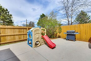 1 Mi to Attractions: Getaway w/ Mtn Views!