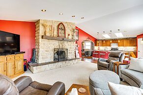 1 Mi to Attractions: Getaway w/ Mtn Views!