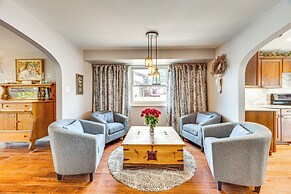 1 Mi to Attractions: Getaway w/ Mtn Views!