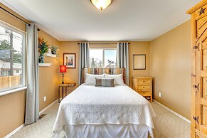 1 Mi to Attractions: Getaway w/ Mtn Views!