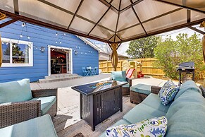 1 Mi to Attractions: Getaway w/ Mtn Views!