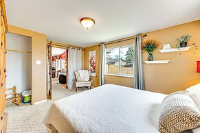 1 Mi to Attractions: Getaway w/ Mtn Views!