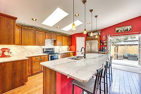 1 Mi to Attractions: Getaway w/ Mtn Views!