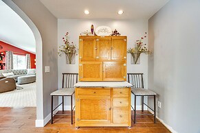 1 Mi to Attractions: Getaway w/ Mtn Views!