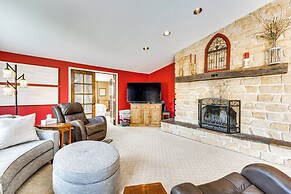 1 Mi to Attractions: Getaway w/ Mtn Views!