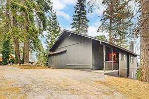 2 Mi to Lake Arrowhead: Treetop Retreat w/ Deck