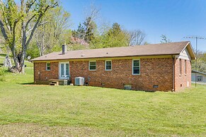 5 Mi to Chatuge Lake: Hayesville Hideaway!