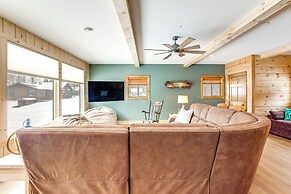Private Dock, BBQ Ready: Lakefront Fifield Home!
