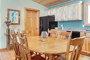 Private Dock, BBQ Ready: Lakefront Fifield Home!