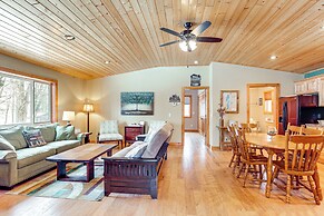 Private Dock, BBQ Ready: Lakefront Fifield Home!