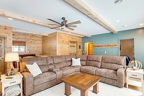 Private Dock, BBQ Ready: Lakefront Fifield Home!