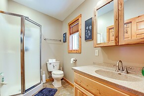 Private Dock, BBQ Ready: Lakefront Fifield Home!