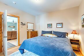Private Dock, BBQ Ready: Lakefront Fifield Home!