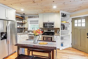 On Farm: Charming Hendersonville Retreat!