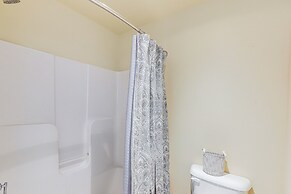 On Farm: Charming Hendersonville Retreat!